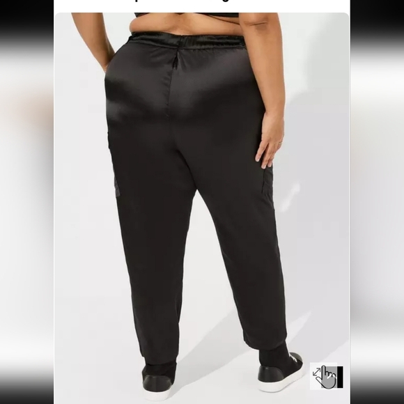 Torrid Women's Plus Size Relaxed Taper Satin Cargo Pant Size 20 Black Festival - Picture 2 of 12